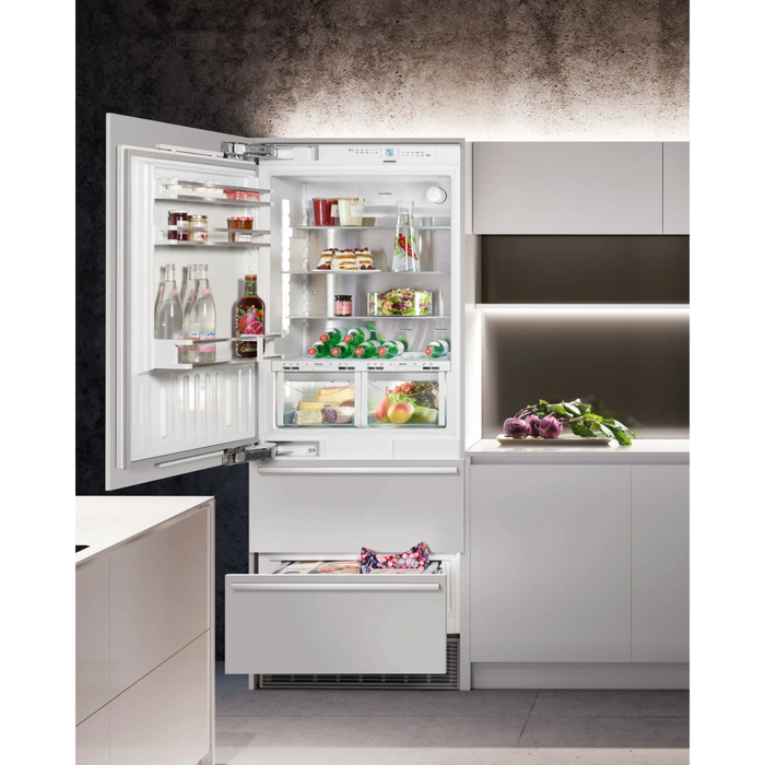 Combined refrigerator-freezer with BioFresh and NoFrost for integrated use